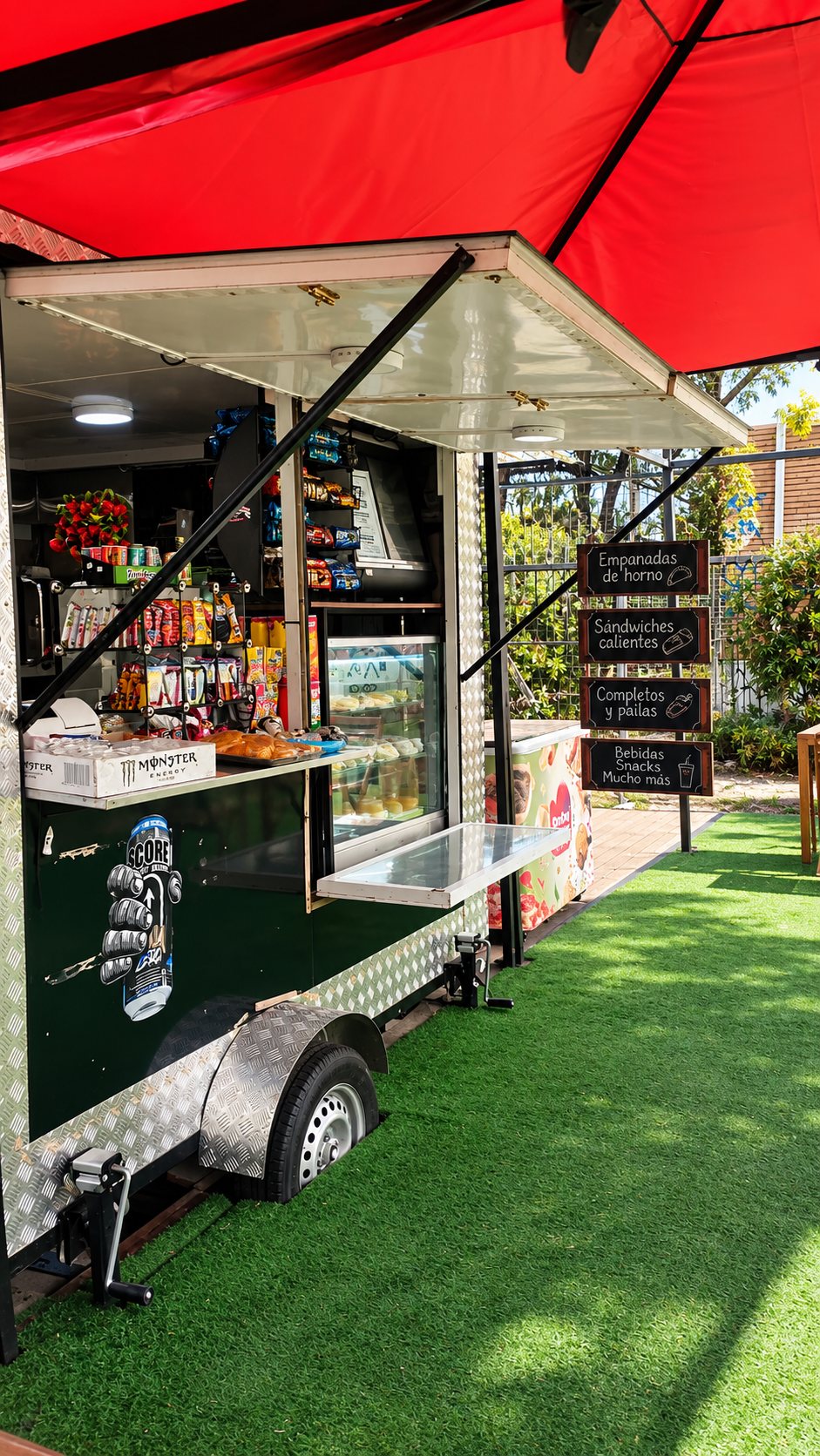 Food truck bajo toldo rojo
